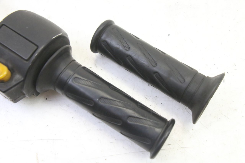 photo de RECHTER STUURSCHAKELAAR PEUGEOT VIVACITY NEW 4T 50 (2008 - 2017) - Zoom op gebruiksstaat