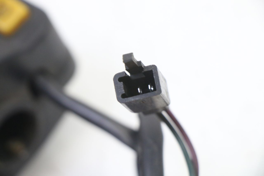 photo de RECHTER STUURSCHAKELAAR PEUGEOT VIVACITY NEW 4T 50 (2008 - 2017) - Bevestigingspunten