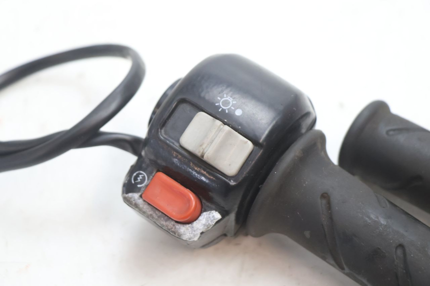 photo de RECHTS STUURSCHAKELAAR PEUGEOT VIVACITY 50 (1998 - 2003) - Detail van het onderdeel