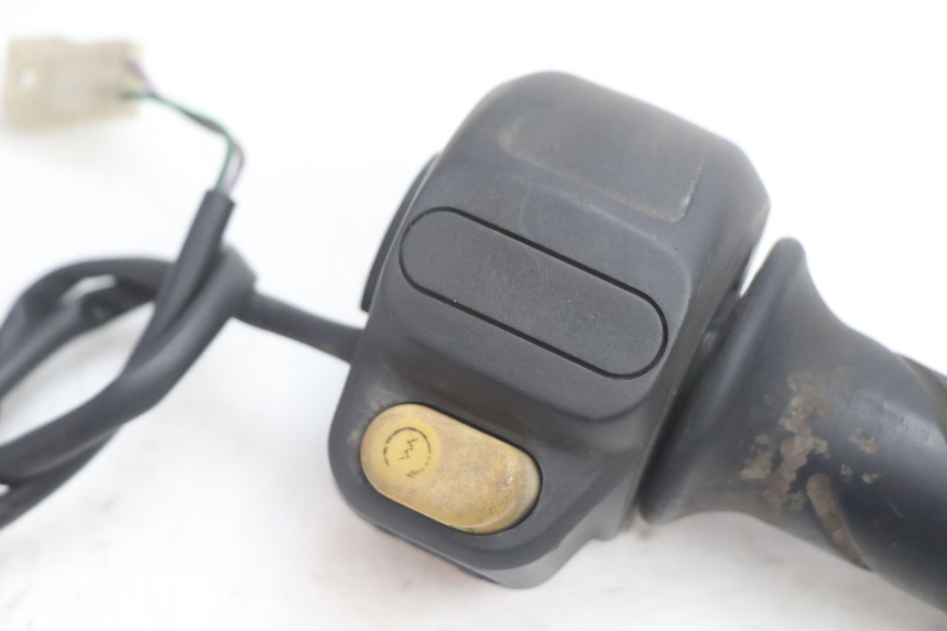 photo de RECHTS STUURSCHAKELAAR PEUGEOT VIVACITY 50 (1998 - 2003) - Detail van het onderdeel