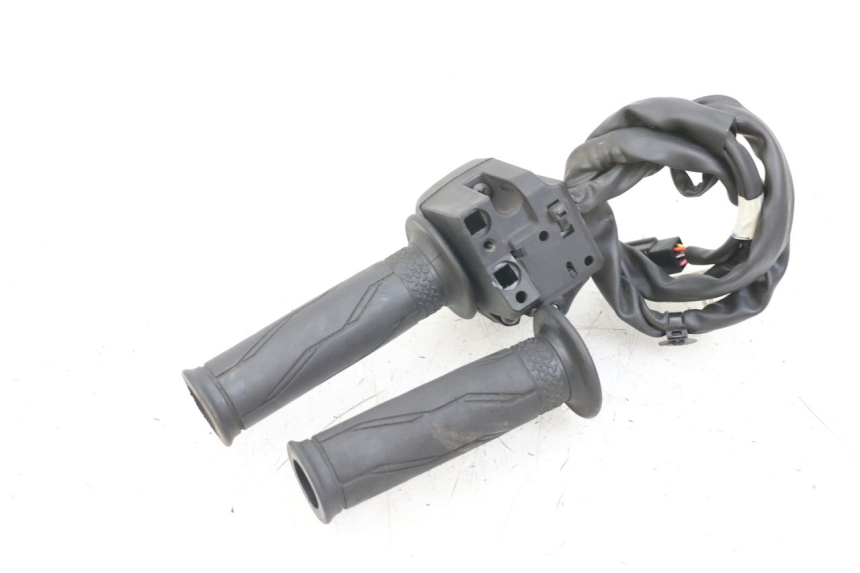 photo de RECHTER STUURSCHAKELAAR YAMAHA XMAX X-MAX ABS 125 (2017 - 2020) - Andere kijkhoek