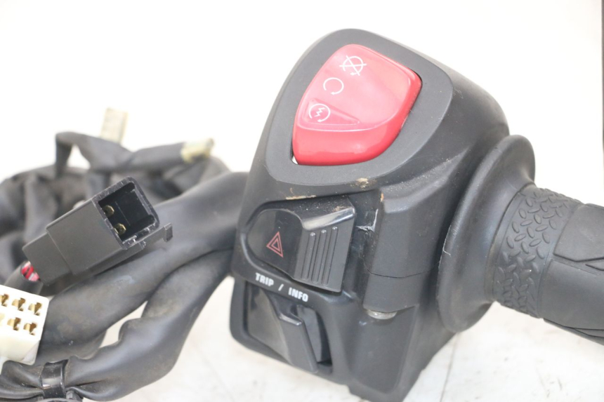 photo de RECHTER STUURSCHAKELAAR YAMAHA XMAX X-MAX ABS 125 (2017 - 2020) - Bevestigingspunten