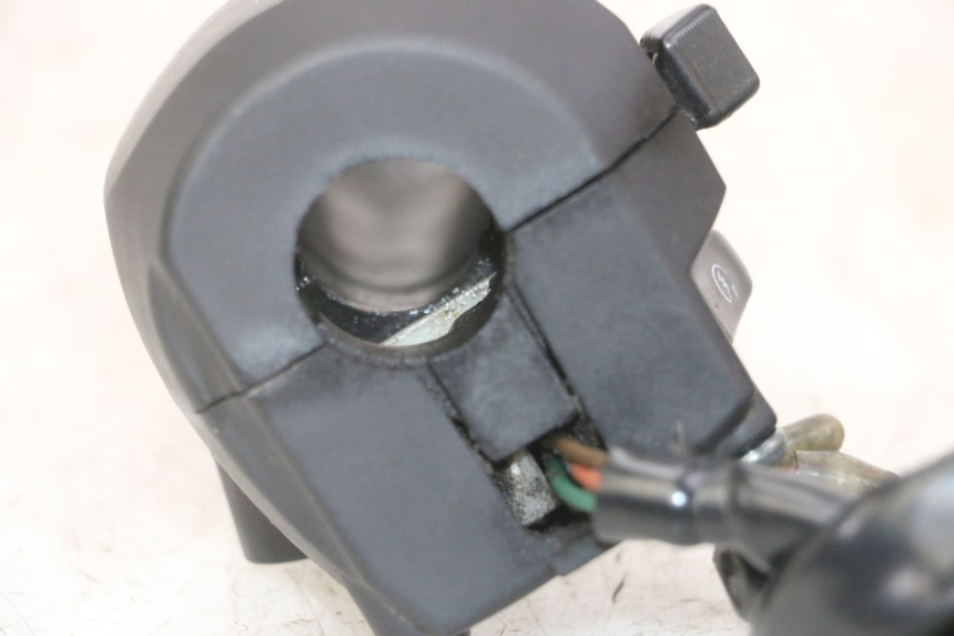 photo de RECHTER STUURSCHAKELAAR YAMAHA X-MAX XMAX 125 (2010 - 2013) - Zoom op gebruiksstaat