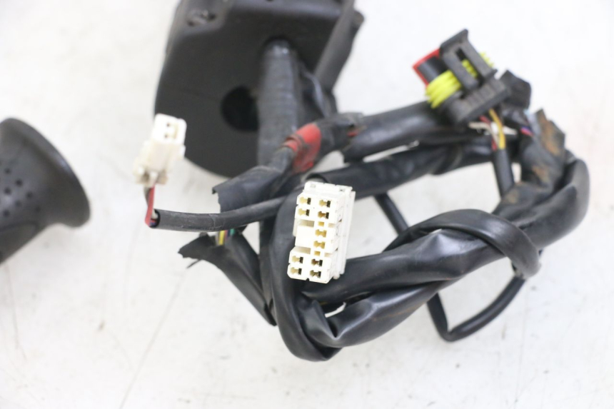 photo de RECHTER STUURSCHAKELAAR PIAGGIO X10 125 (2012 - 2017) - Zoom op gebruiksstaat