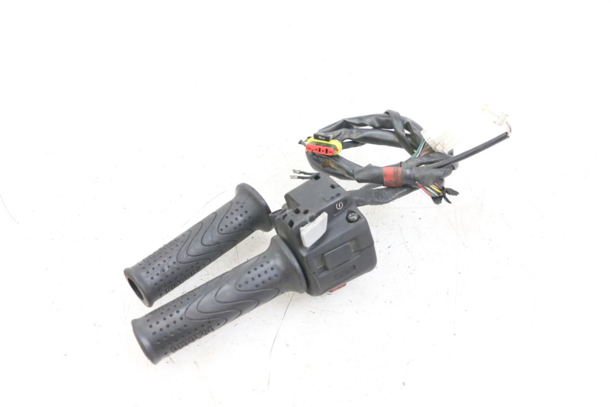 photo de RECHTER STUURSCHAKELAAR PIAGGIO X10 125 (2012 - 2017) - Technische close-up