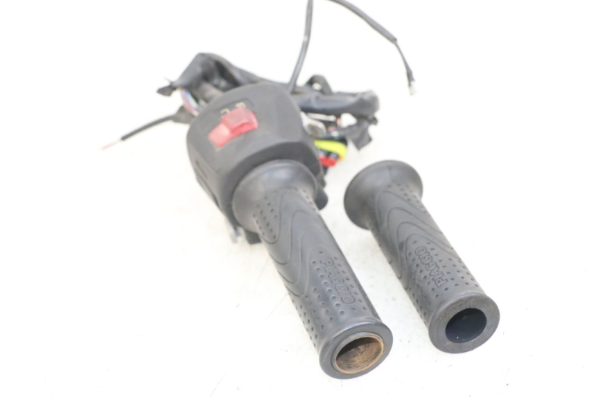 photo de RECHTER STUURSCHAKELAAR PIAGGIO X10 125 (2012 - 2017) - Bevestigingspunten