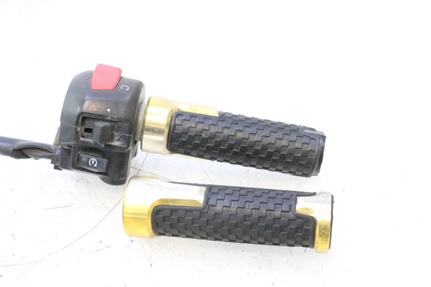 photo de RECHTER SCHAKELAAR YAMAHA XP T-MAX ABS 500 (2005 - 2005) - Detail van het onderdeel