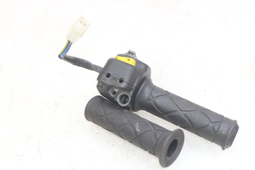 photo de RECHTER STUURSCHAKELAAR YAMAHA YP MAJESTY 125 (1998 - 2001) - Detail van het onderdeel