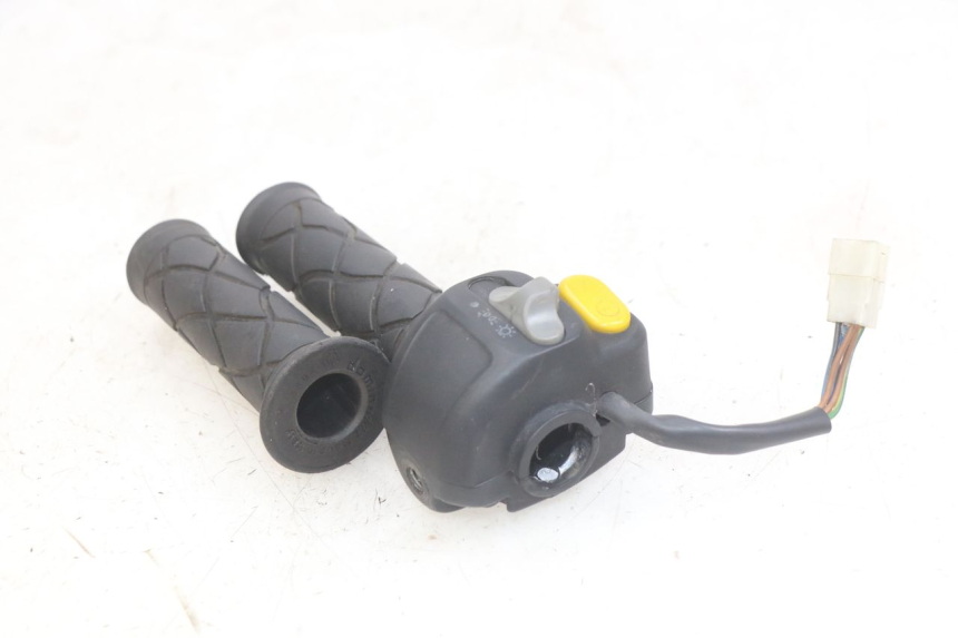 photo de RECHTER STUURSCHAKELAAR YAMAHA YP MAJESTY 125 (1998 - 2001) - Zoom op gebruiksstaat