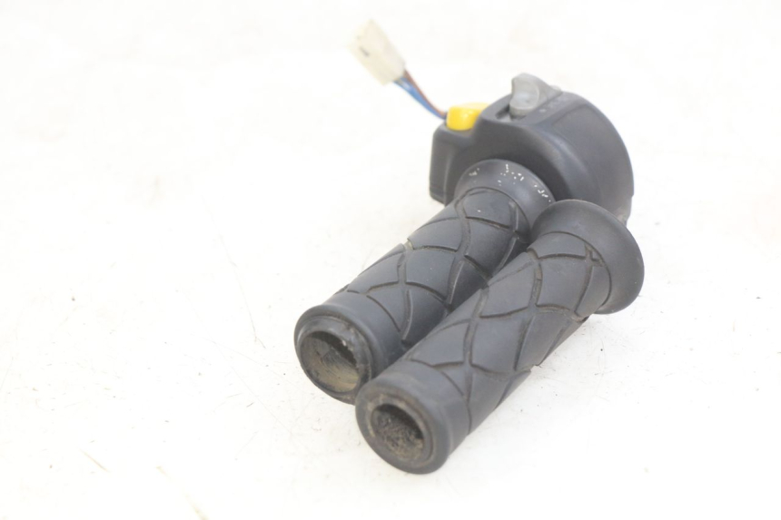 photo de RECHTER STUURSCHAKELAAR YAMAHA YP MAJESTY 125 (1998 - 2001) - Technische close-up