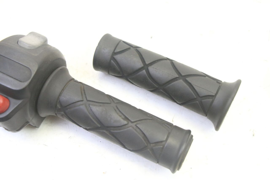 photo de RECHTS STUURSCHAKELAAR YAMAHA YP MAJESTY 125 (2007 - 2010) - Zoom op gebruiksstaat