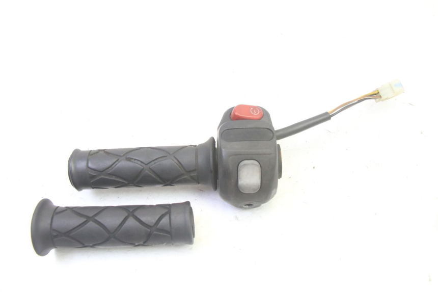 photo de RECHTS STUURSCHAKELAAR YAMAHA YP MAJESTY 125 (2007 - 2010) - Andere kijkhoek