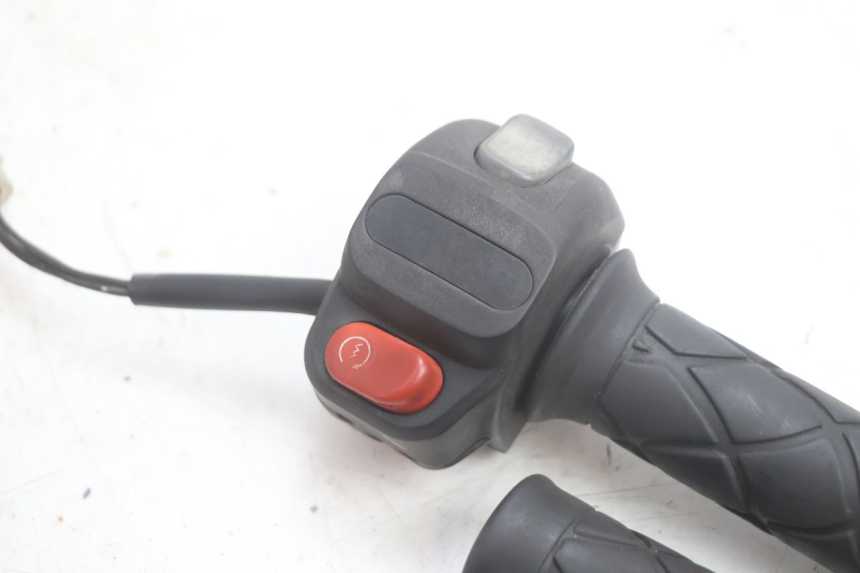 photo de RECHTS STUURSCHAKELAAR YAMAHA YP MAJESTY 125 (2002 - 2006) - Detail van het onderdeel