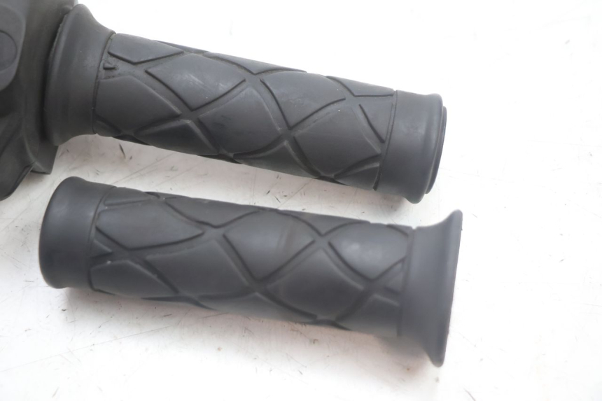 photo de RECHTS STUURSCHAKELAAR YAMAHA YP MAJESTY 125 (2002 - 2006) - Zoom op gebruiksstaat