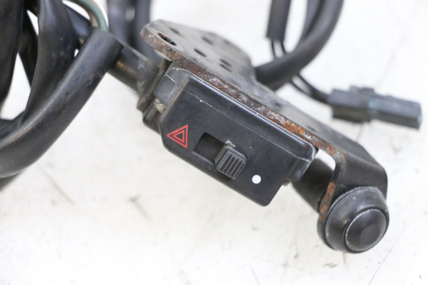 photo de SCHAKELAAR NOODKNIPPERLICHTEN YAMAHA FJR ABS 1300 (2006 - 2012) - Detail van het onderdeel