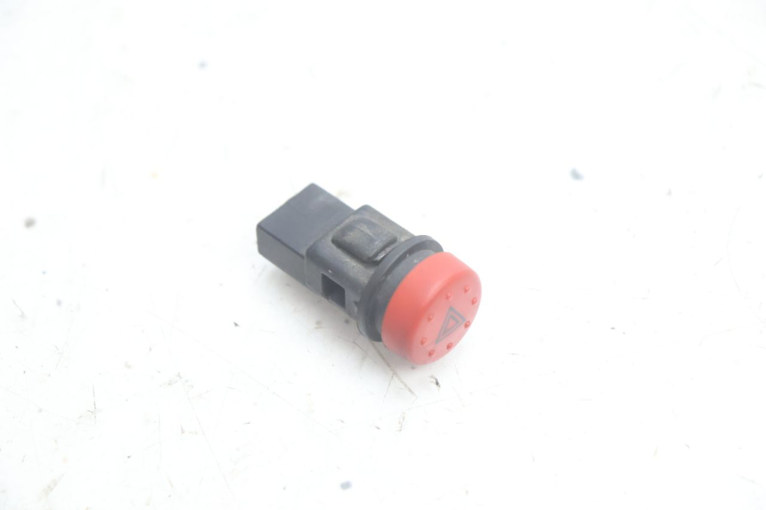 photo de SCHAKELAAR NOODKNIPPERLICHTEN PIAGGIO MP3 125 (2006 - 2014) - Detail van het onderdeel