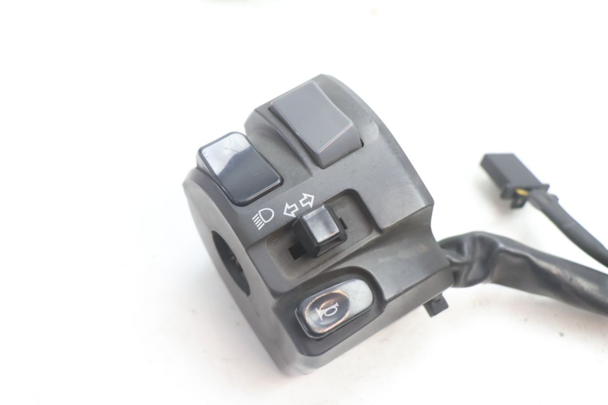 photo de LINKER SCHAKELAAR YAMAHA FJR 1300 (2001 - 2005) - Detail van het onderdeel