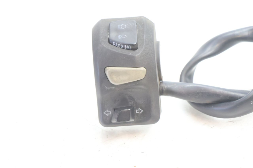 photo de LINKER STUURSCHAKELAAR PEUGEOT KISBEE 2T 50 (2010 - 2017) - Detail van het onderdeel