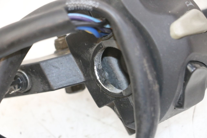 photo de LINKER STUURSCHAKELAAR PEUGEOT KISBEE 4T 50 (2010 - 2017) - Detail van het onderdeel