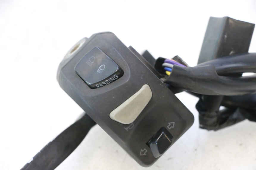 photo de LINKER STUURSCHAKELAAR PEUGEOT KISBEE 4T 50 (2018 - 2022) - Detail van het onderdeel