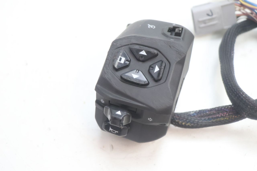 photo de LINKER SCHAKELAAR PIAGGIO MP3 HPE 530 (2022 - 2026) - Detail van het onderdeel