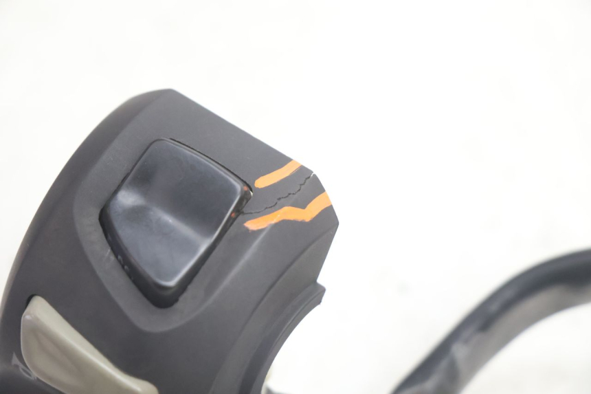 photo de LINKER SCHAKELAAR PEUGEOT STREETZONE NAKED 2T 50 (2014 - 2018) - Zoom op gebruiksstaat