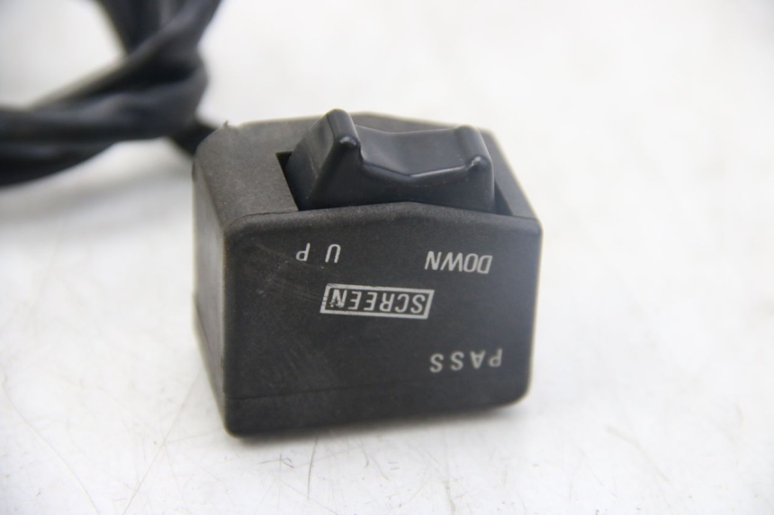 photo de STUURSCHAKELAAR SUZUKI GSX-F GSX  F 1100 (1988 - 1994) - Detail van het onderdeel