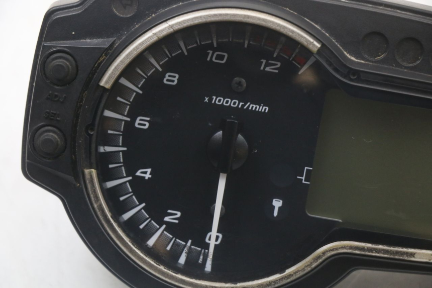 photo de TELLERSTAND SUZUKI GSR 750 (2011 - 2017) - Zoom op gebruiksstaat