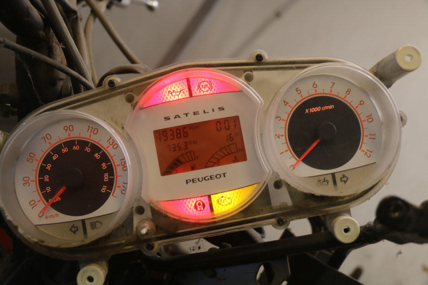 photo de TELLERSTANDMETER PEUGEOT SATELIS 125 (2010 - 2012) - Zoom op componenten