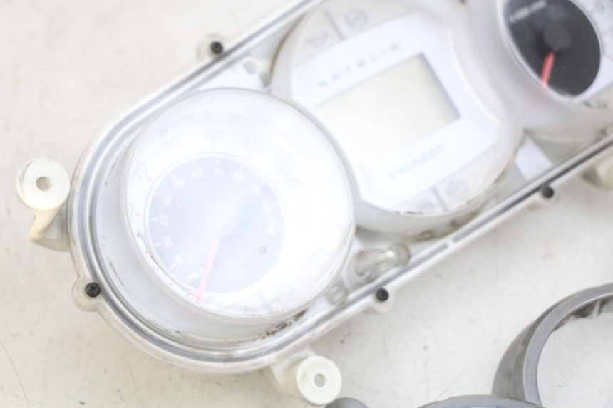 photo de TELLERSTANDMETER PEUGEOT SATELIS 125 (2010 - 2012) - Kenmerkende details