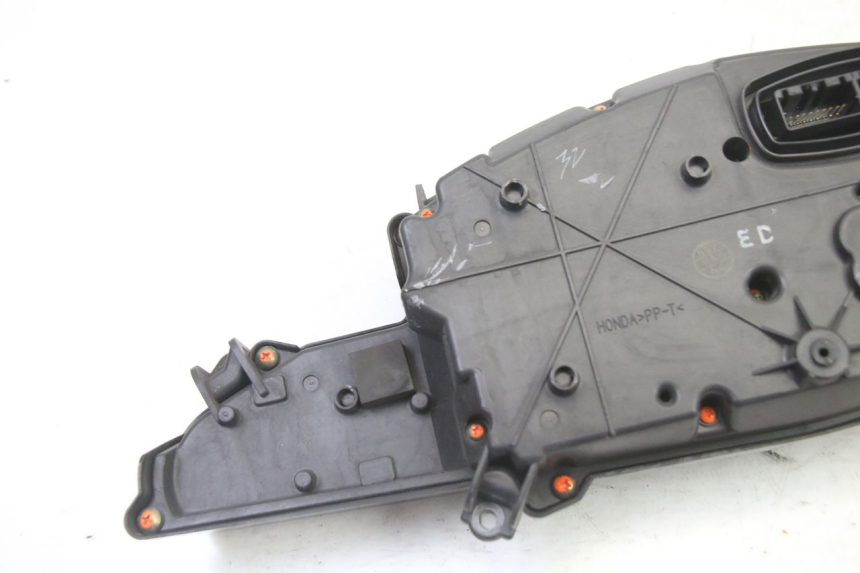 photo de TELLERSTAND HONDA ST PAN EUROPEAN 1300 (2002 - 2013) - Markeringen en referenties