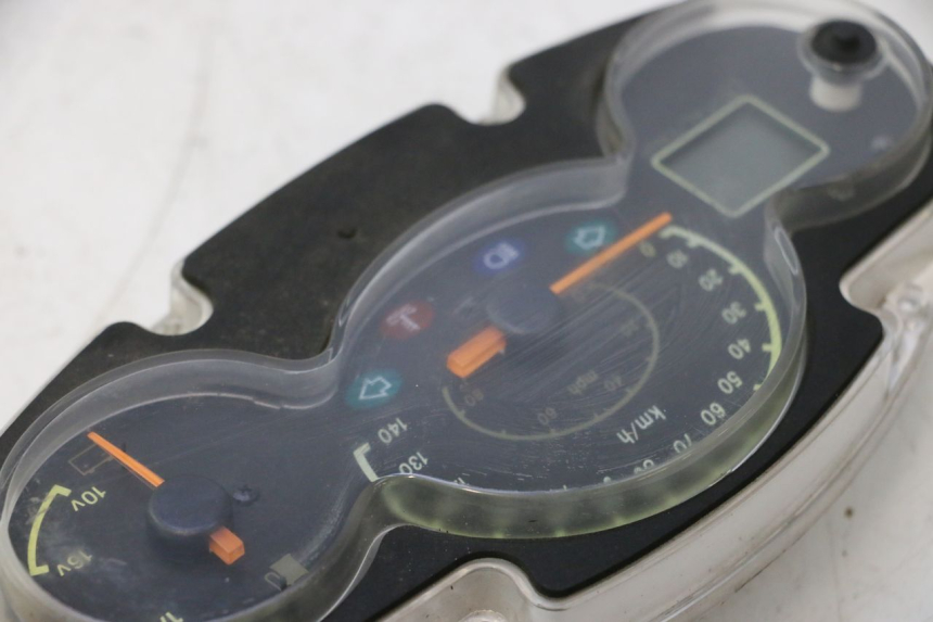 photo de TELLERSTAND YAMAHA YP MAJESTY 125 (2002 - 2006) - Alternatieve hoek