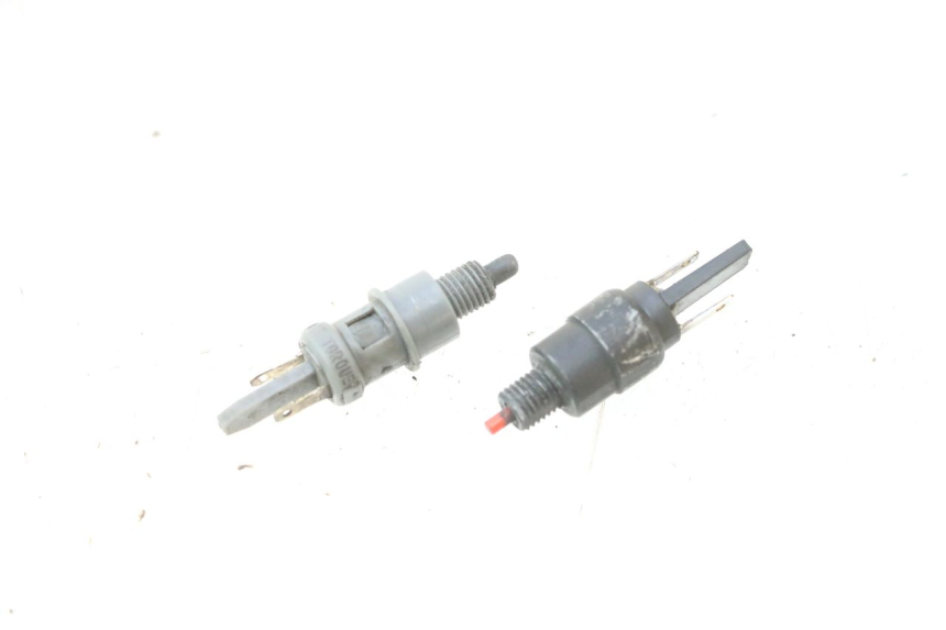 photo de STOPLICHTSCHAKELAAR PIAGGIO FLY 2T 50 (2004 - 2017) - Detail van het onderdeel