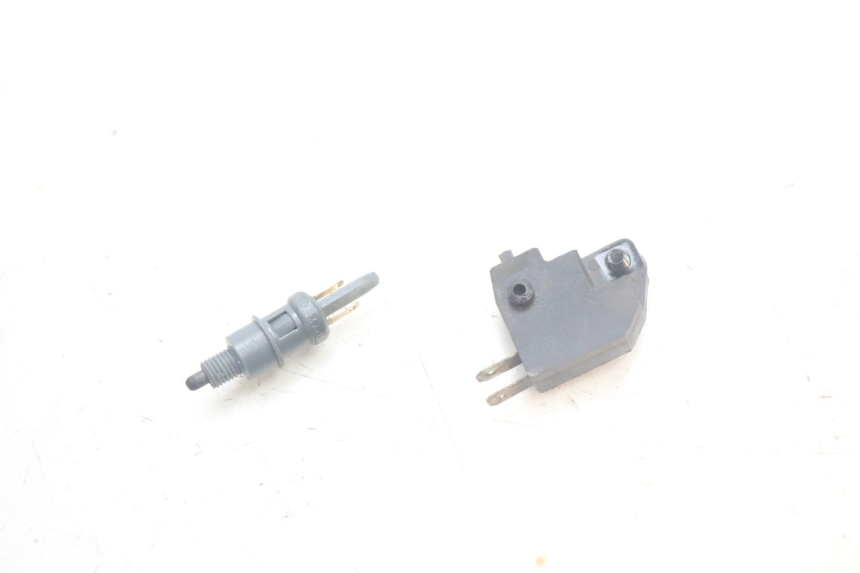 photo de STOPLICHTSCHAKELAAR PEUGEOT KISBEE 2T 50 (2010 - 2017) - Detail van het onderdeel