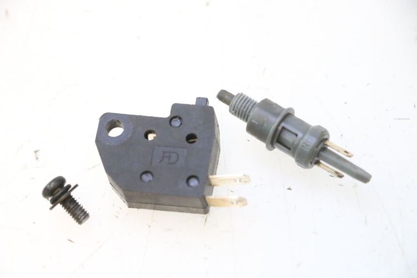 photo de STOPLICHTSCHAKELAAR PEUGEOT KISBEE 4T 50 (2023 - 2026) - Detail van het onderdeel