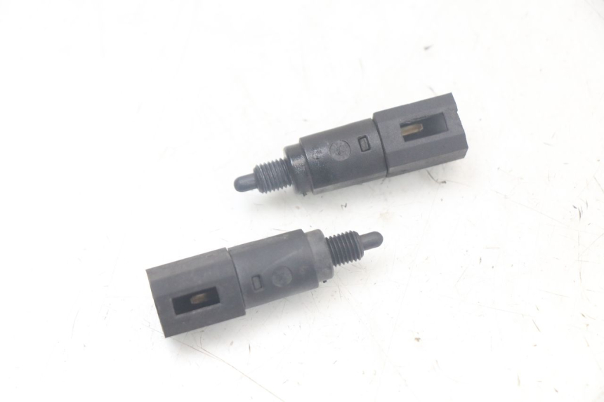 photo de STOPLICHTSCHAKELAAR PIAGGIO LIBERTY 125 (2009 - 2013) - Detail van het onderdeel