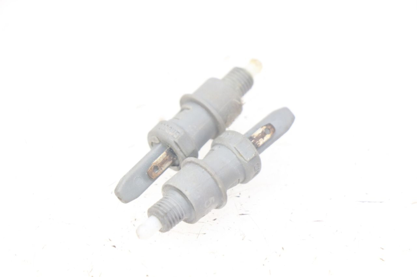 photo de STOPLICHTSCHAKELAAR PEUGEOT LUDIX 50 (2005 - 2007) - Detail van het onderdeel