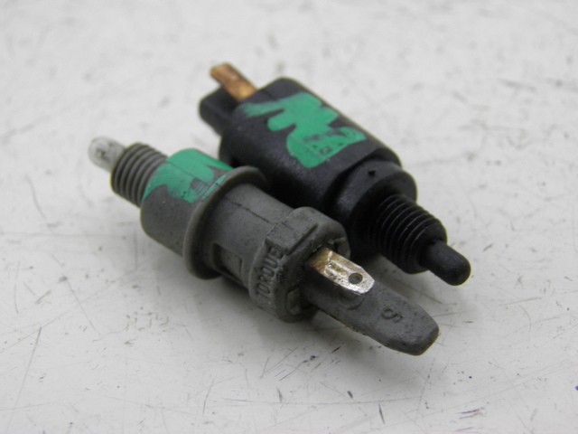 photo de STOPLICHTSCHAKELAAR PIAGGIO ZIP 4T 50 (2001 - 2008) - Detail van het onderdeel