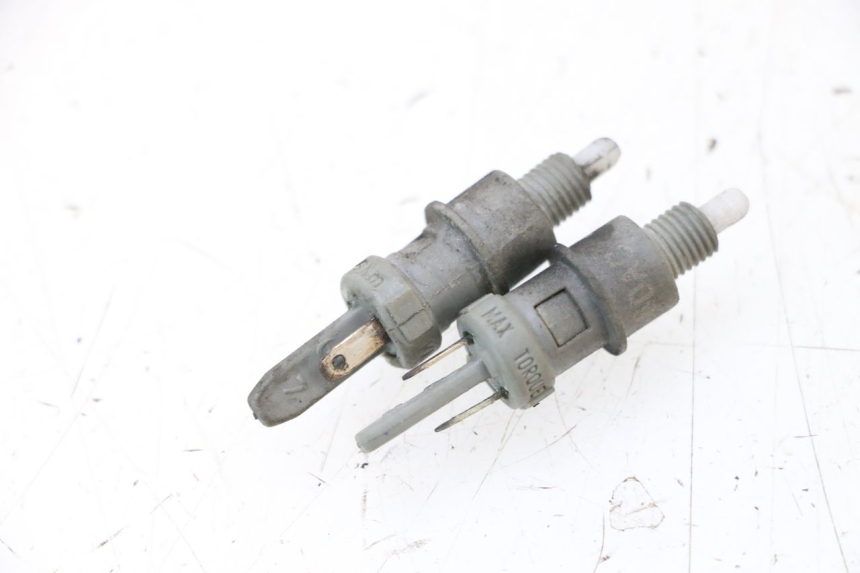 photo de STOPLICHTSCHAKELAAR PEUGEOT SATELIS COMPRESSOR K15 125 (2006 - 2009) - Detail van het onderdeel
