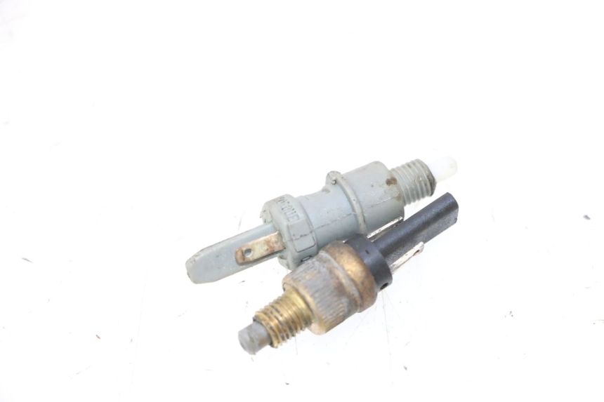 photo de STOPLICHTSCHAKELAAR PEUGEOT TREKKER 50 (1995 - 2004) - Detail van het onderdeel