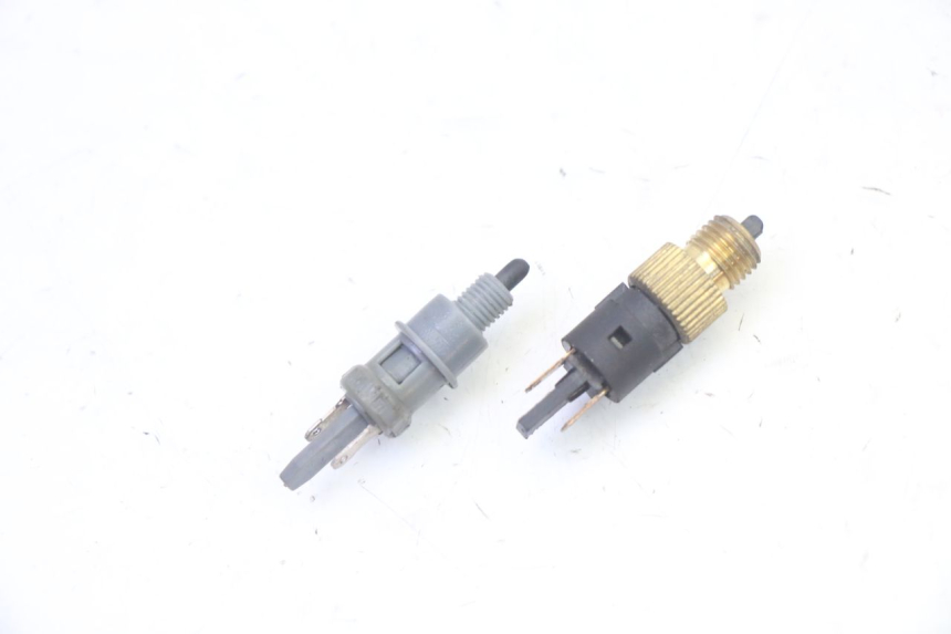 photo de STOPLICHTSCHAKELAAR PEUGEOT VIVACITY NEW 4T 50 (2008 - 2017) - Zoom op gebruiksstaat