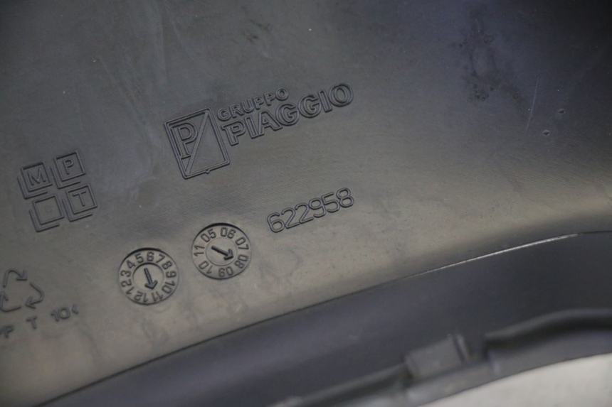 photo de ACHTERSTUURKAP PIAGGIO MP3 RL 250 (2006 - 2010) - Bevestigingspunten
