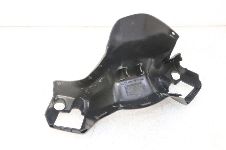 photo de VOORSTE STUURKAP SUZUKI BURGMAN 125 (2007 - 2014) - Detail van het onderdeel