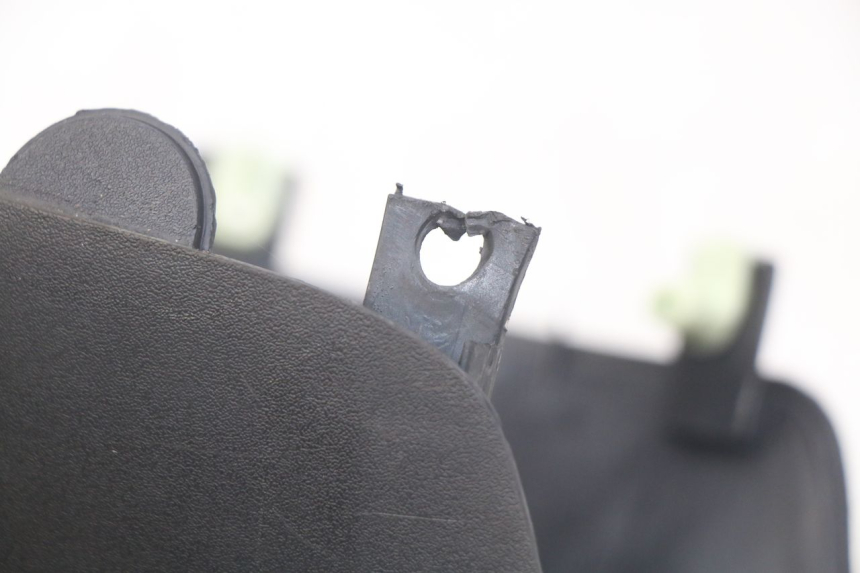 photo de VOORSTE STUURKAP PEUGEOT ELYSEO 125 (1999 - 2004) - Detail van het onderdeel