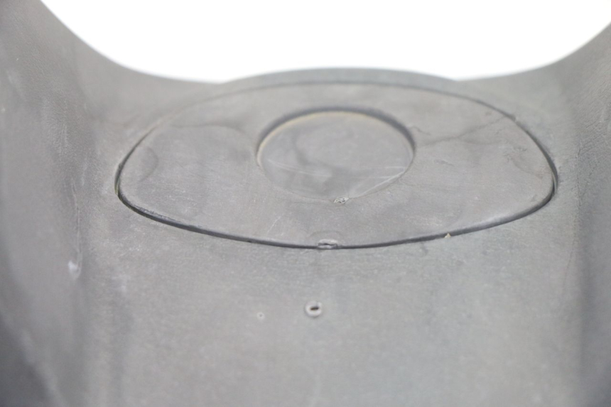 photo de VOORSTE STUURKAP SYM GTS EVO 125 (2009 - 2013) - Detail van het onderdeel