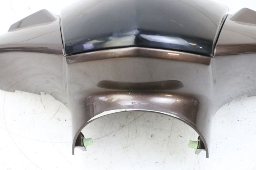 photo de VOORSTE STUURKAP PEUGEOT KISBEE 2T 50 (2010 - 2017) - Detail van het onderdeel