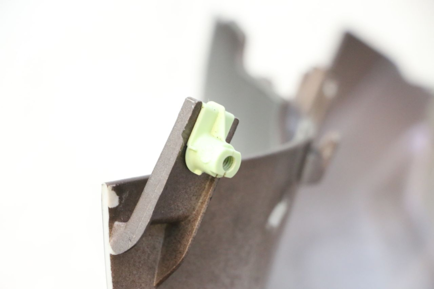 photo de VOORSTE STUURKAP PEUGEOT KISBEE 4T 50 (2010 - 2017) - Detail van het onderdeel