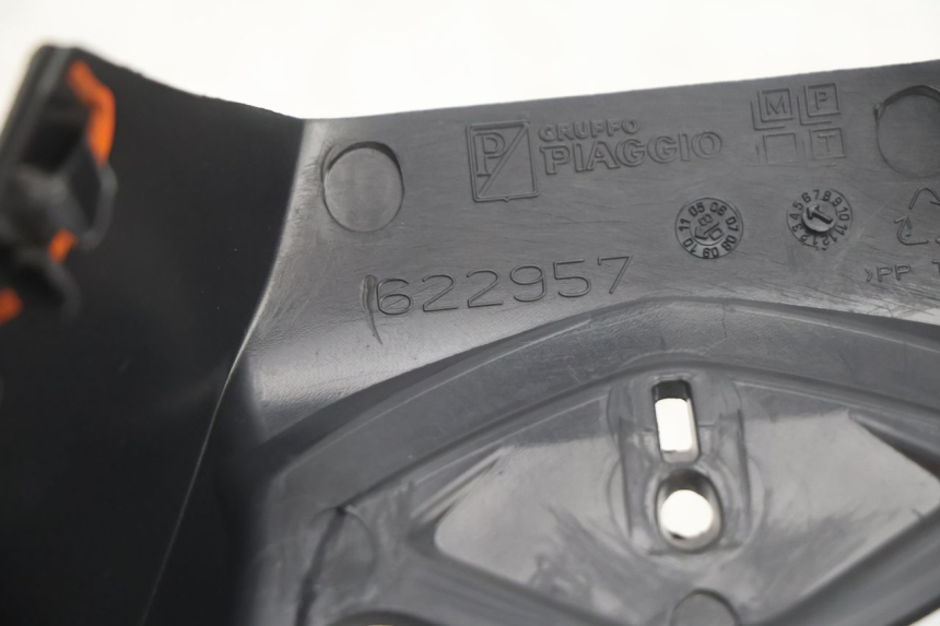 photo de VOORSTE STUURKAP PIAGGIO MP3 500 (2011 - 2015) - Bevestigingspunten