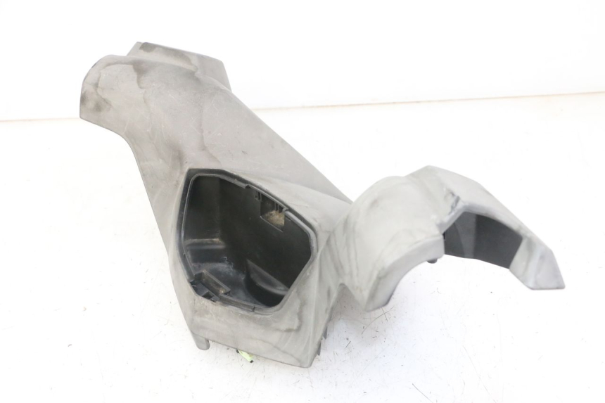 photo de VOORSTE STUURKAP PEUGEOT SATELIS COMPRESSOR K15 125 (2006 - 2009) - Detail van het onderdeel