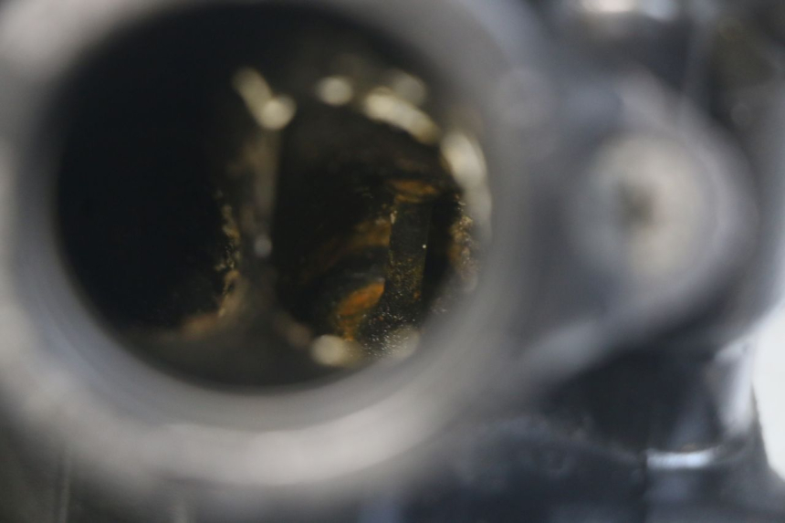 photo de VOORKANT KOPPELINGSHUIS SUZUKI SV N 650 (1999 - 2002) - Zoom op gebruiksstaat